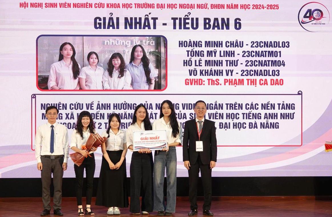 Ban Tổ chức trao giải thưởng cho SV đoạt giải Nhất Tiểu ban 6.