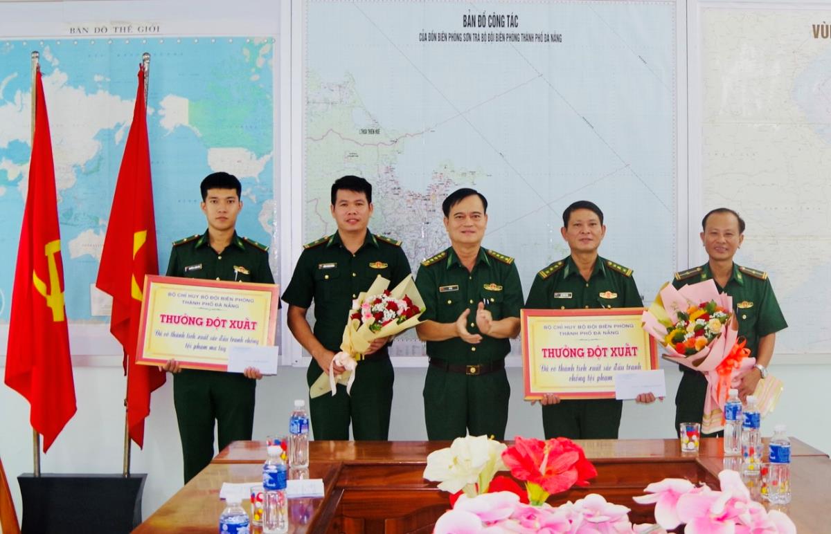 Đại tá Võ Tín trao thưởng cho CBCS Phòng PCMT&TP và Đồn Biên phòng Sơn Trà