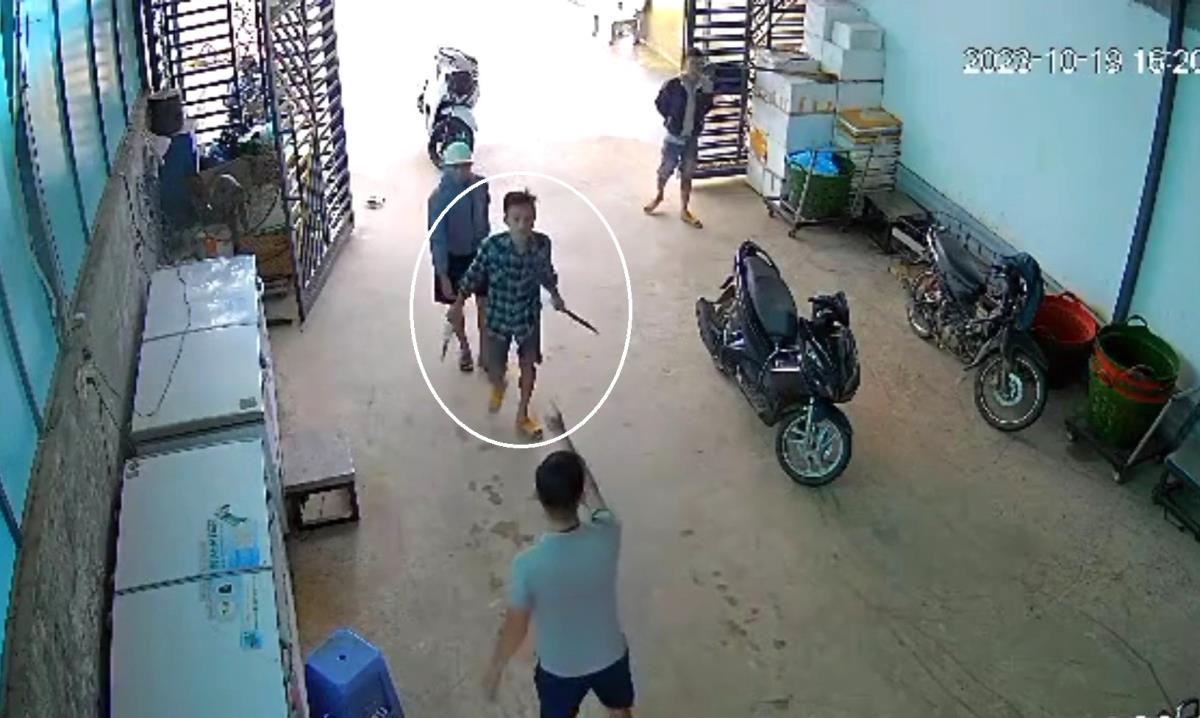 Đối tượng Quang (trong vòng tròn) cầm 2 con dao xông vào chém anh Hùng.