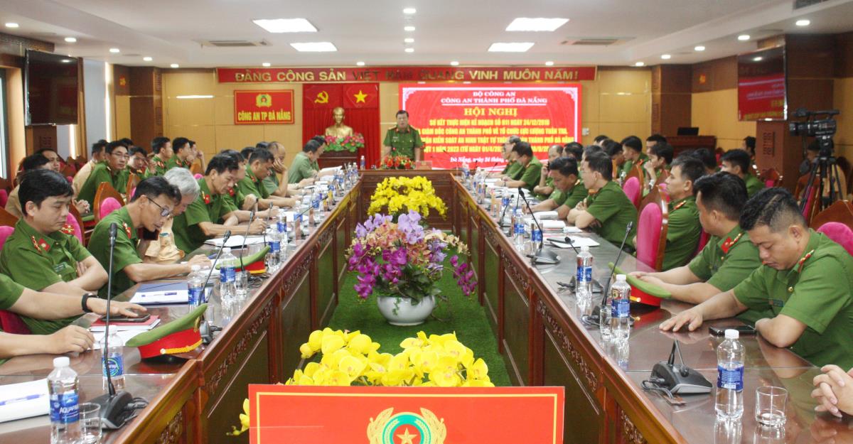 Cán bộ chiến sĩ nhận Giấy khen về thành tích xuất sắc trong tham gia hoạt động lực lượng 911.