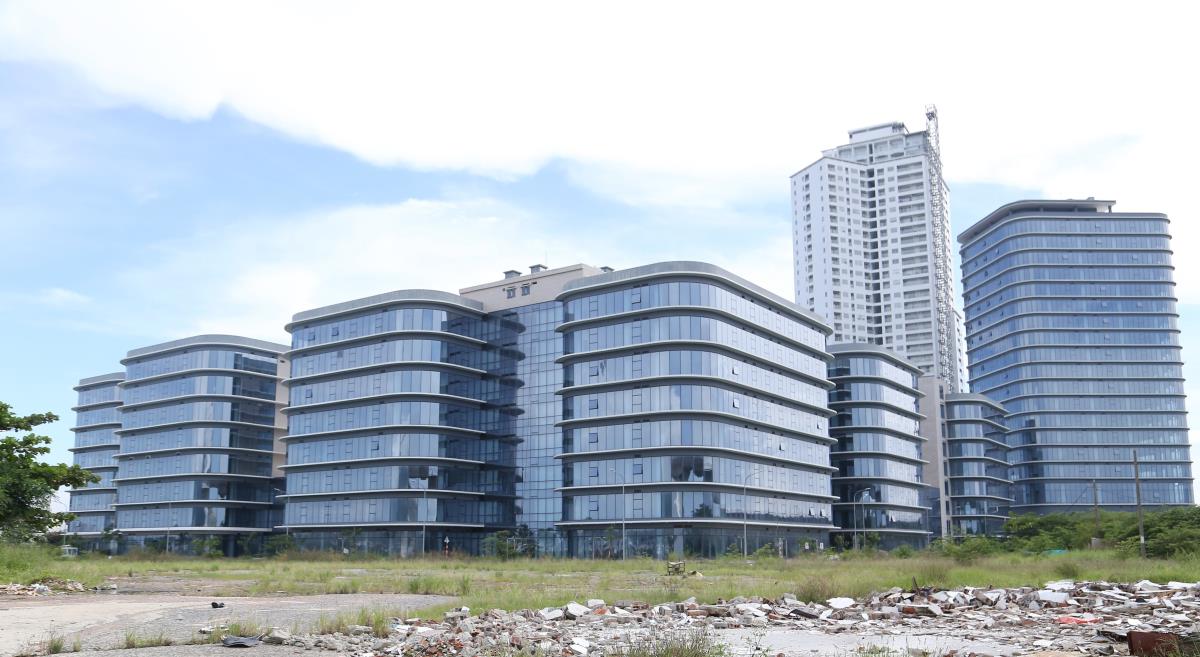 Dự án Khu công viên phần mềm số 2 đã hoàn tất phần thô nhưng chưa đi vào hoạt động.