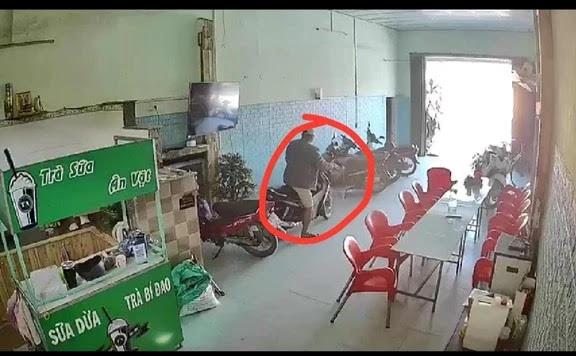 Hình ảnh trích xuất camera ghi lại cảnh N.Q.T trộm xe máy tại tiệm Internet.