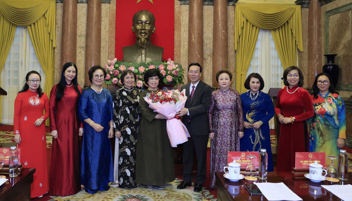 Chủ tịch nước Võ Văn Thưởng tặng hoa Hiệp hội nữ doanh nhân Việt Nam.