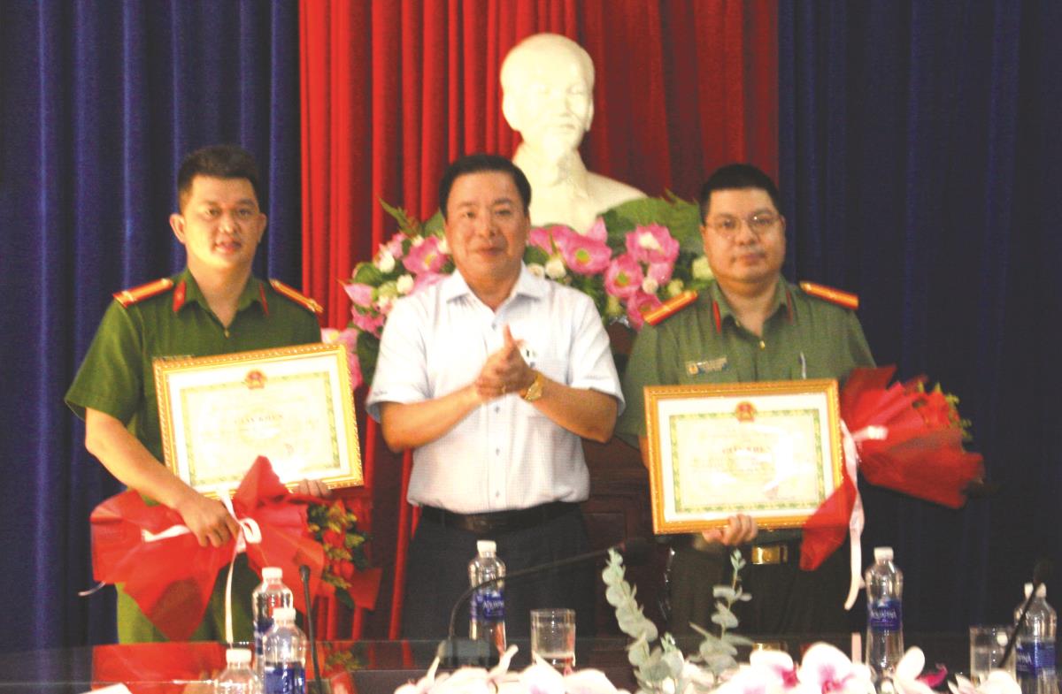 Chủ tịch UBND Q. Cẩm Lệ trao thưởng cho các cá nhân.
