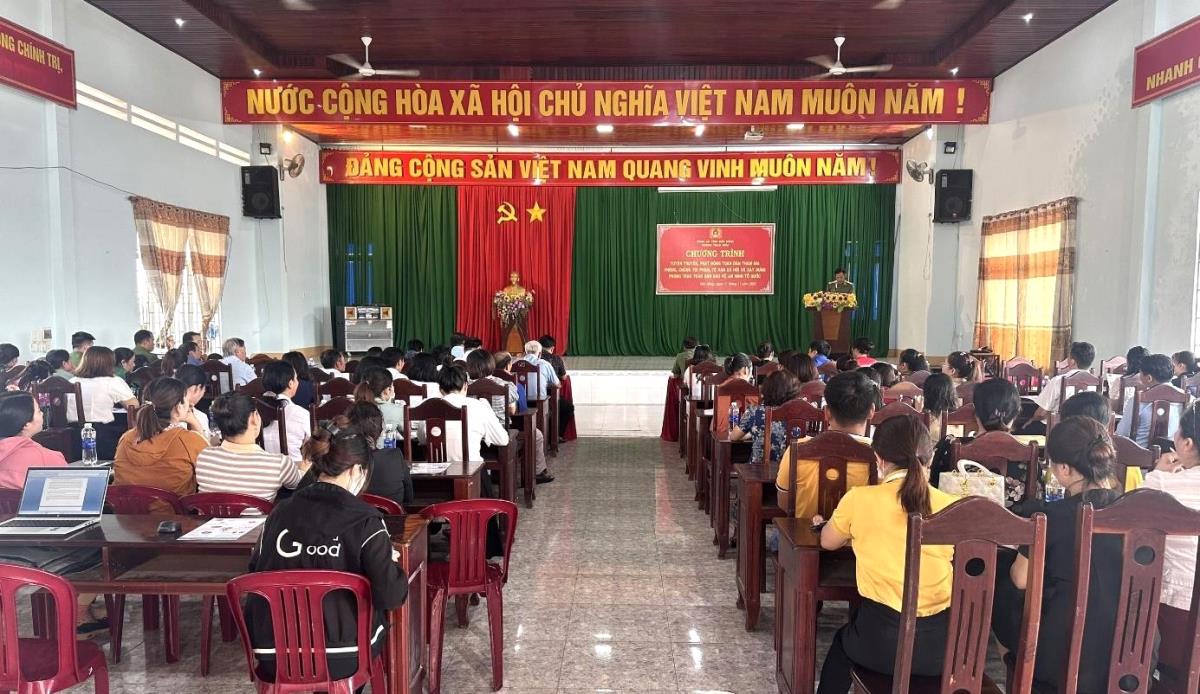 Người dân thực hành chữa cháy