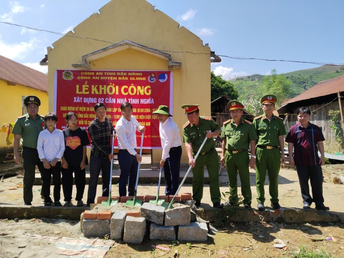 Quang cảnh khởi công 1 trong 2 ngôi nhà tình nghĩa cho trẻ mồ côi.