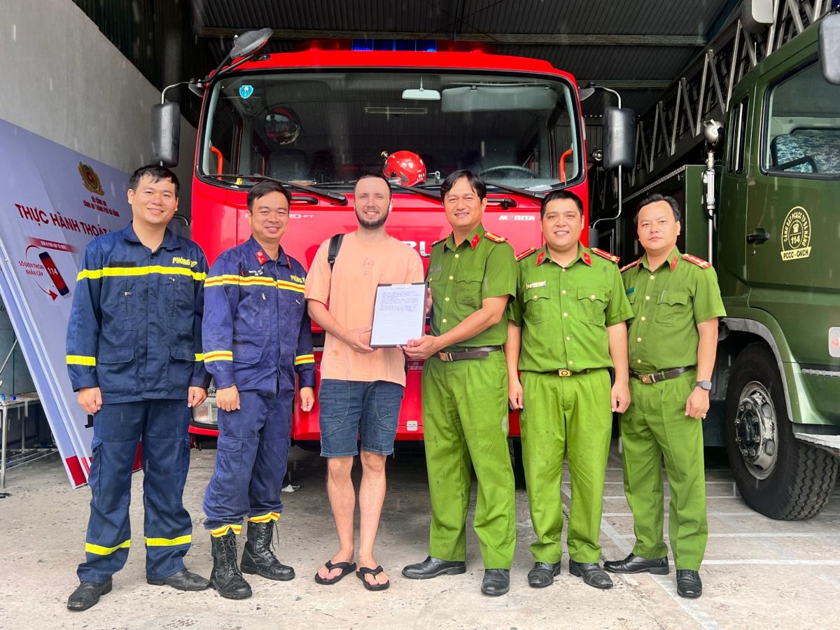 Cảnh sát PCCC và CNCH đu dây tiếp cận vị trí anh Kamaldinov Pamin bị nạn.