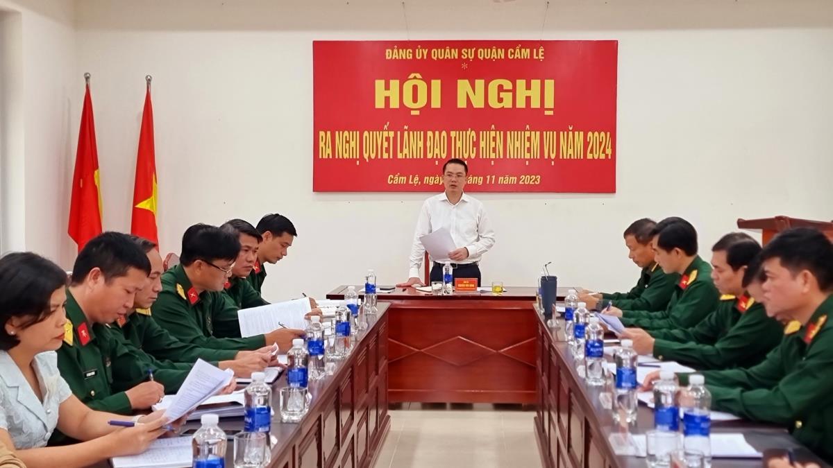 Ông Nguyễn Văn Hùng, Bí thư quận ủy Cẩm Lệ phát biểu tại hội nghị.