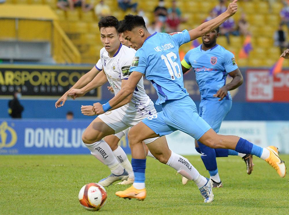 Hà Nội FC (áo sáng) đang khát điểm.