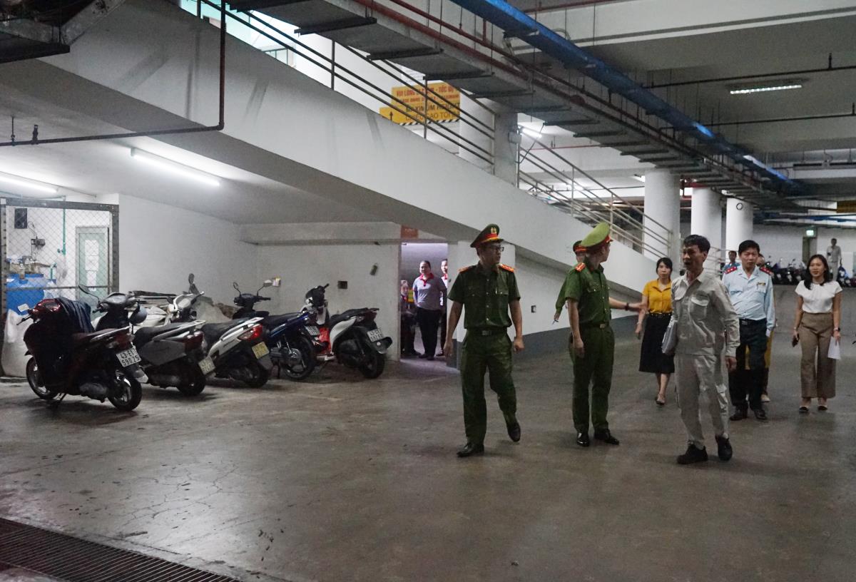 Lực lượng Cảnh sát PCCC và CNCH kiểm tra kết hợp tuyên truyền về kỹ năng thoát nạn cho người dân.