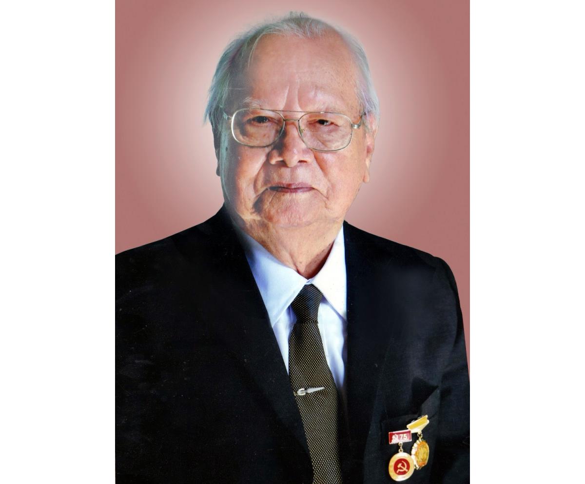 Ông Nguyễn Quỳnh (ngồi, đeo kính) trong buổi họp mặt lớp phóng viên, biên tập phát thanh của QN-ĐN.