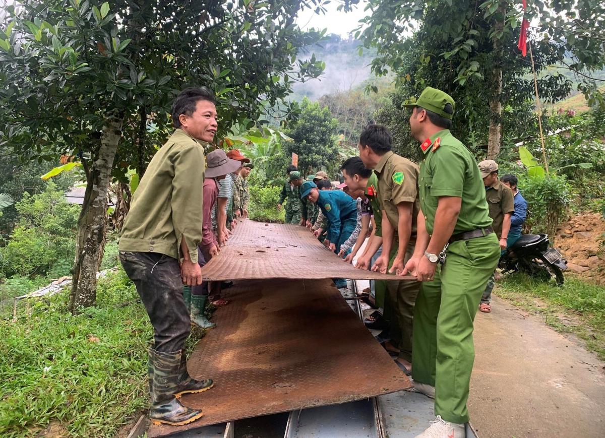 Các lực lượng tham gia làm cầu tạm qua suối Đác Ngol.