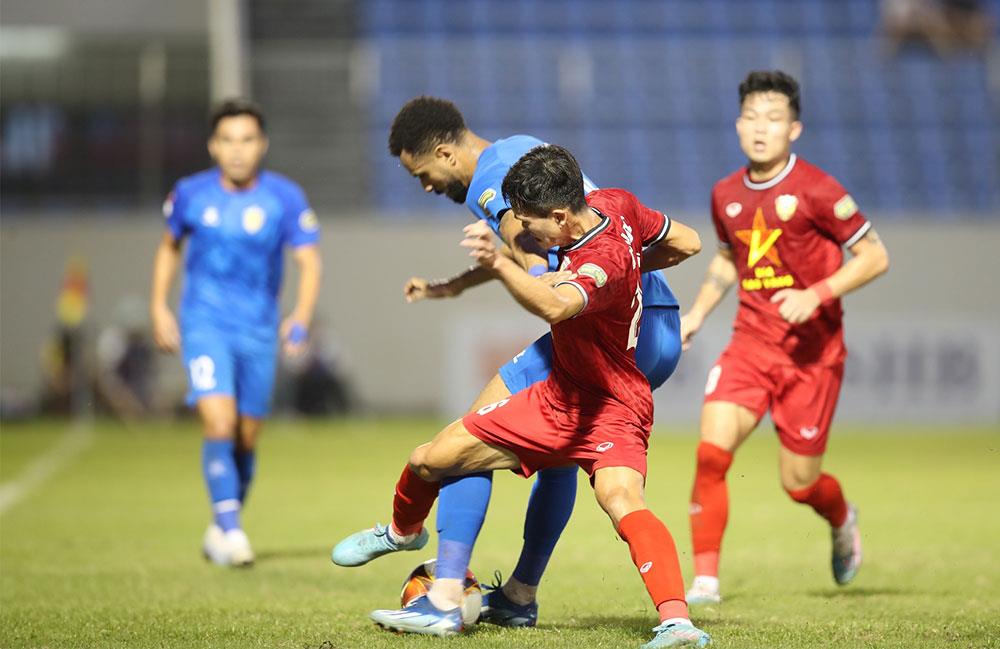 Cả H. Hà Tĩnh (áo sẫm) tiếp tục gặp khó ở vòng 7.