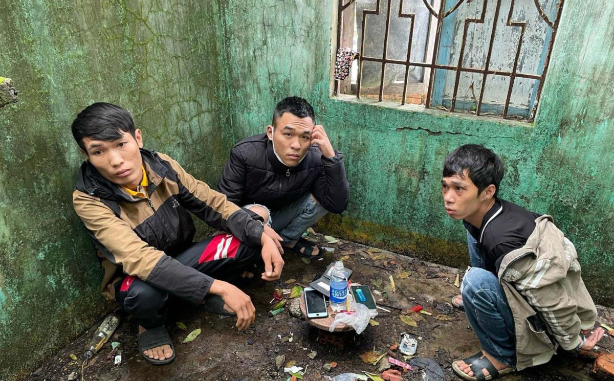 3 “con nghiện” bị bắt quả tang.