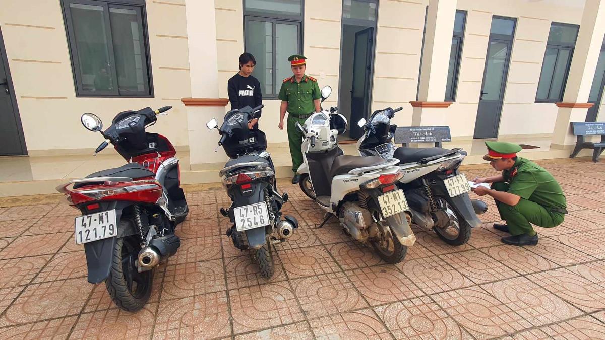 Đối tượng Tuyến bị bắt cùng số xe máy tang vật trộm cắp.