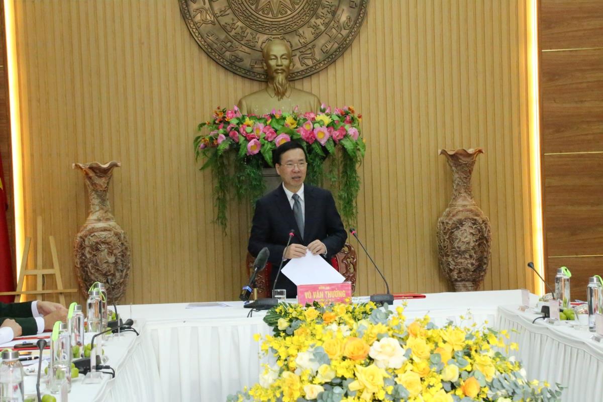Chủ tịch nước Võ Văn Thưởng cùng đoàn công tác thăm, tặng quà tại Lữ đoàn Tăng Thiết giáp 547.