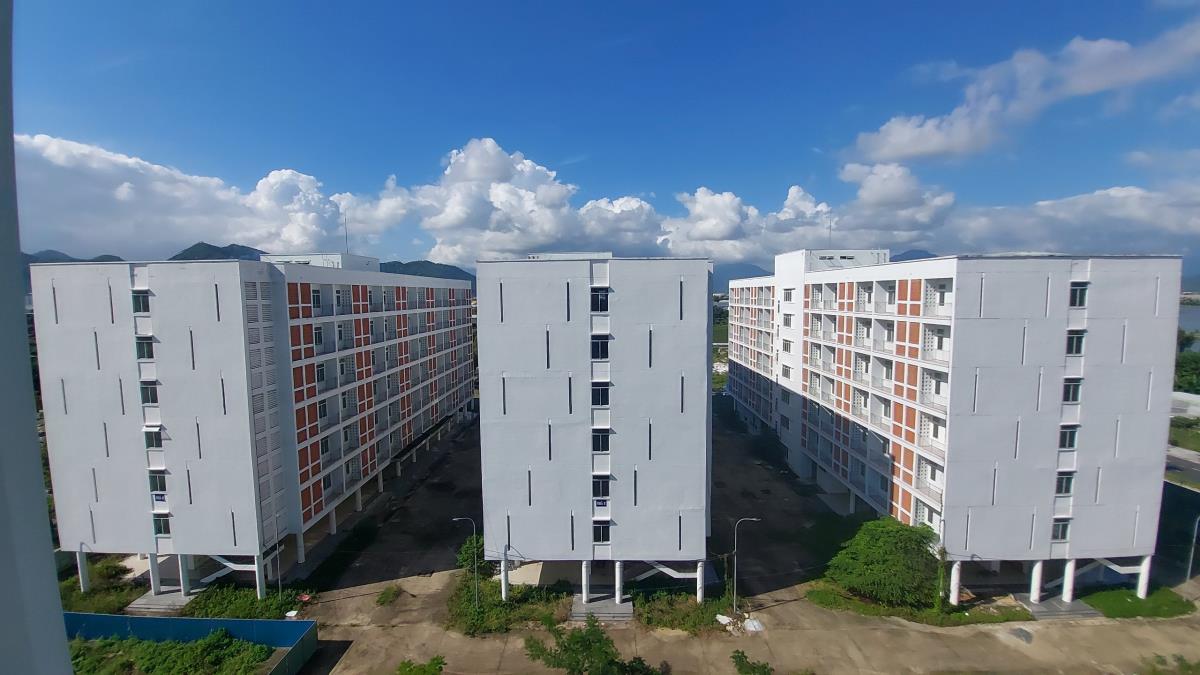 Một khu vực trong khu ký túc xá, cửa phòng, cửa kính vỡ nằm ngổn ngang.