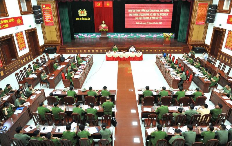 Thứ trưởng Nguyễn Duy Ngọc tặng quà cho cán bộ, chiến sĩ 33win03 xã Hòa Phú (TP Buôn Ma Thuột).