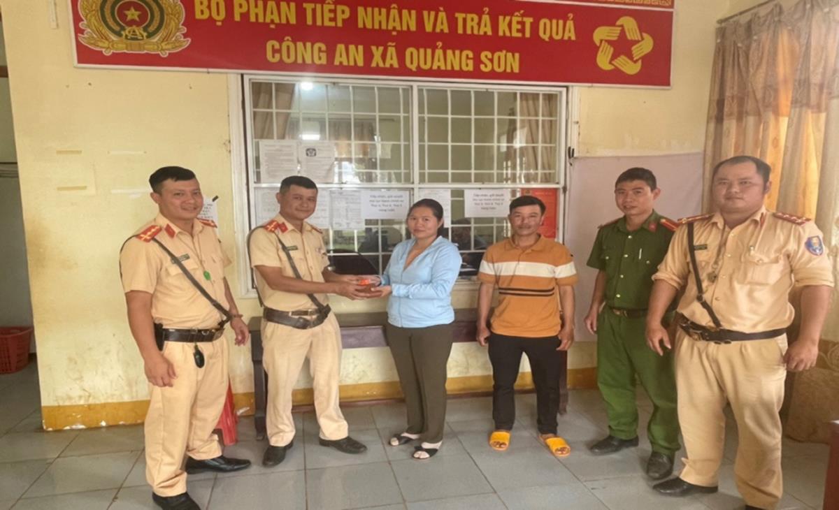 Tài sản của người bị đánh rơi và lá thư cảm ơn lực lượng coong an của chị Phan Thị Hạnh