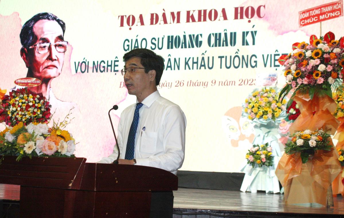 Các nhà nghiên cứu văn hóa và nghệ sĩ sân khấu chụp hình lưu niệm sau buổi tọa đàm.
