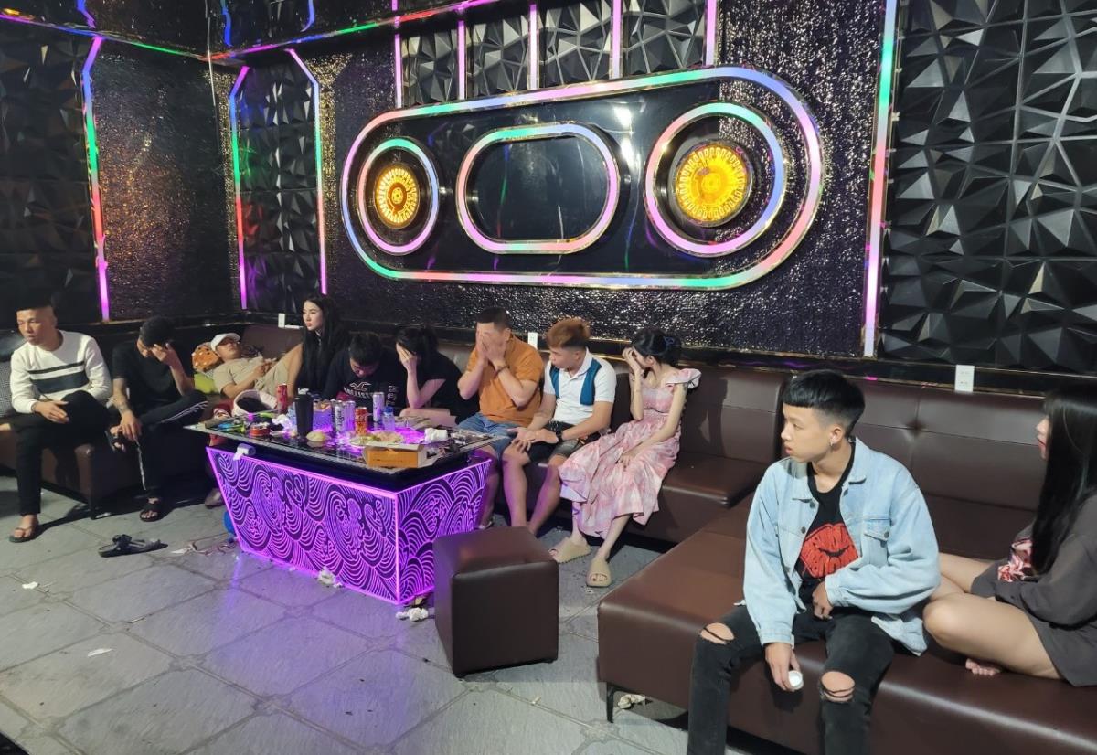 Nhóm nam thanh nữ tú "chơi" chất ma túy trong quán karaoke bị phát hiện.