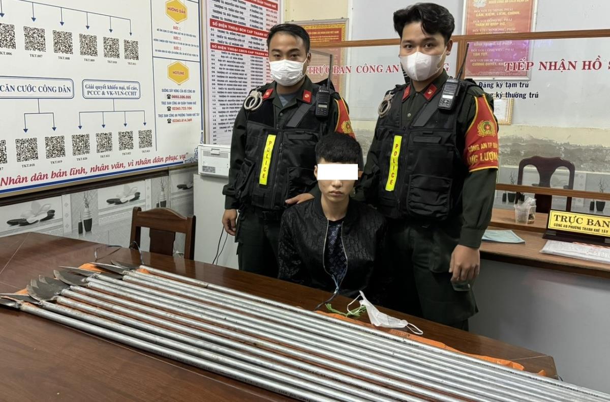 Đỗ Anh Q. và số hung khí bị phát hiện thu giữ.