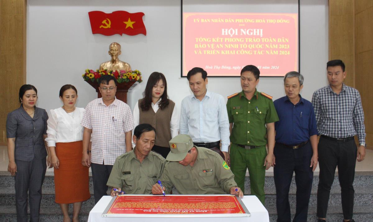 Lực lượng tuần tra 8394 nhận Giấy khen của Chủ tịch UBND phường Hòa Thọ Đông.