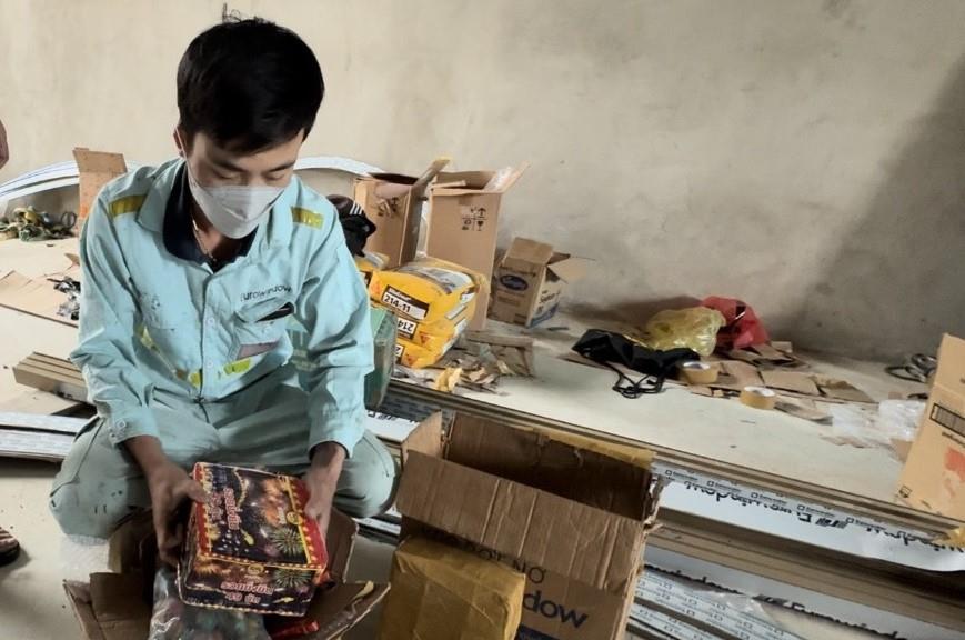 Pháo được cất giấu trong các thùng các tông