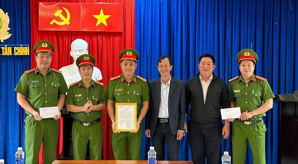 Đối tượng Nguyễn Hữu Hùng cùng tang vật.