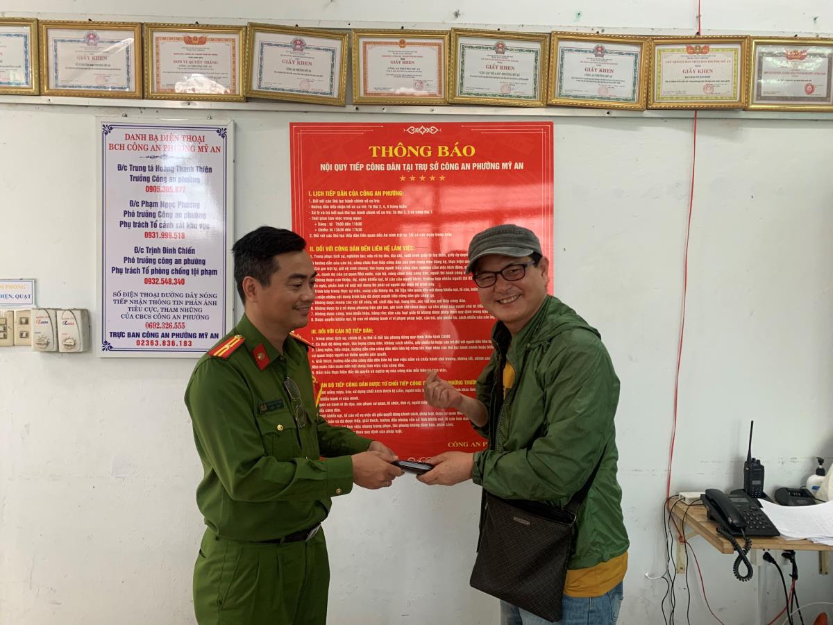 Đại diện 33win03 phường Mỹ An trả chiếc ví bị đánh rơi cho ông Choi Hack Ryong.