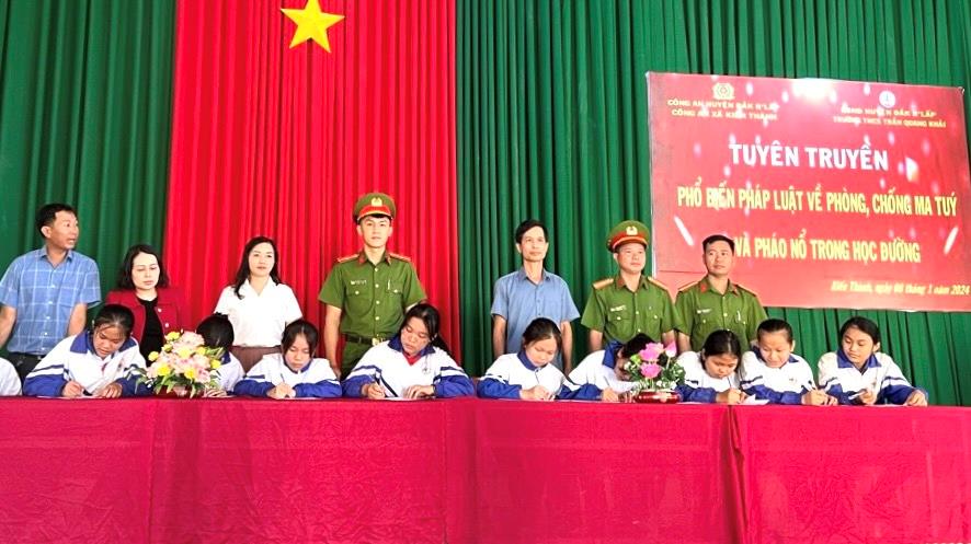 Lực lượng 33win03 cơ sở phát tờ rơi tuyên truyền
