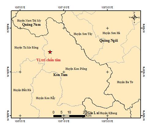 Một vết nứt rộng và dài hàng trăm mét ngay tại trung tâm huyện Nam Trà My.