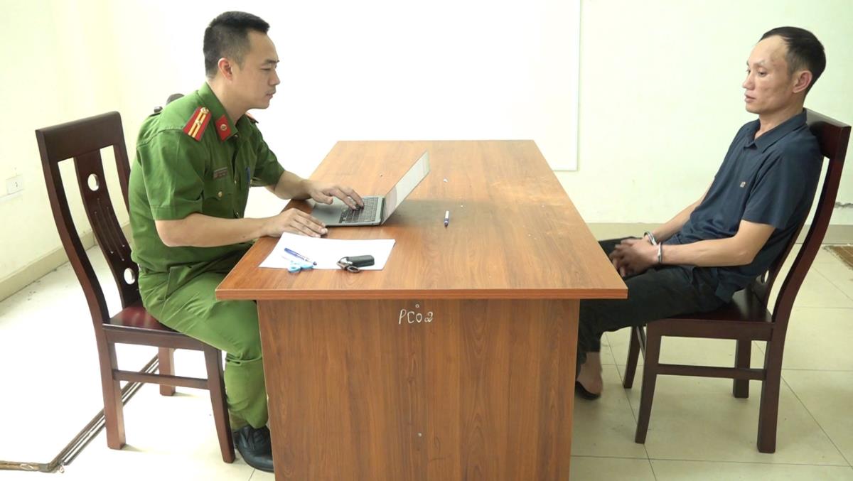 2 đối tượng cầm đầu trong đường dây mua bán pháo lậu bị bắt giữ cùng tang vật 2,3 tạ pháo.