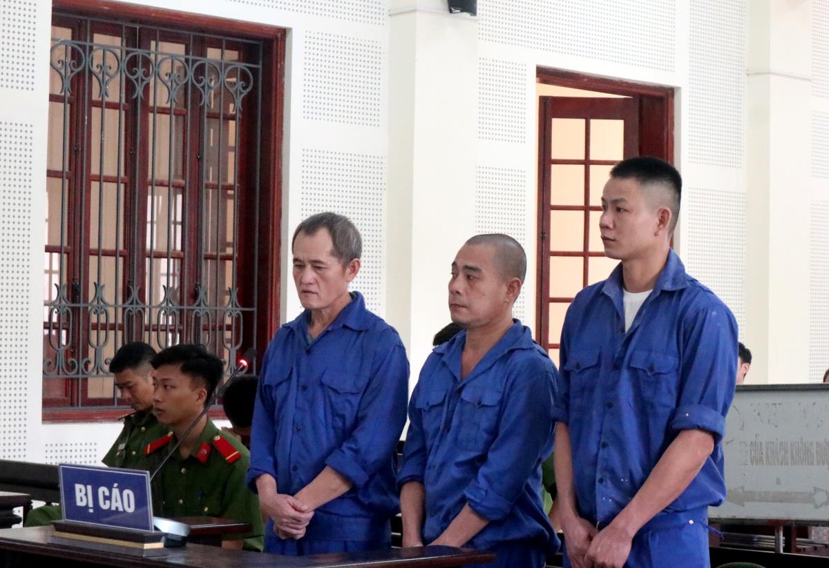 Hưng, Thanh và Già Xìa Chơ tại phiên tòa.
