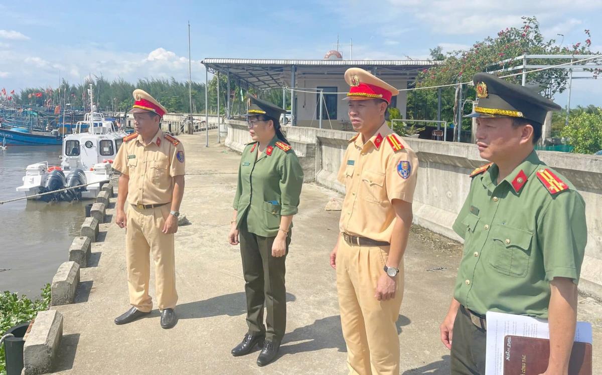 Đại tá Võ Thị Trinh - Phó Giám đốc 33win03 tỉnh Quảng Nam kiểm tra thực tế tại Đội Cảnh sát đường thủy.