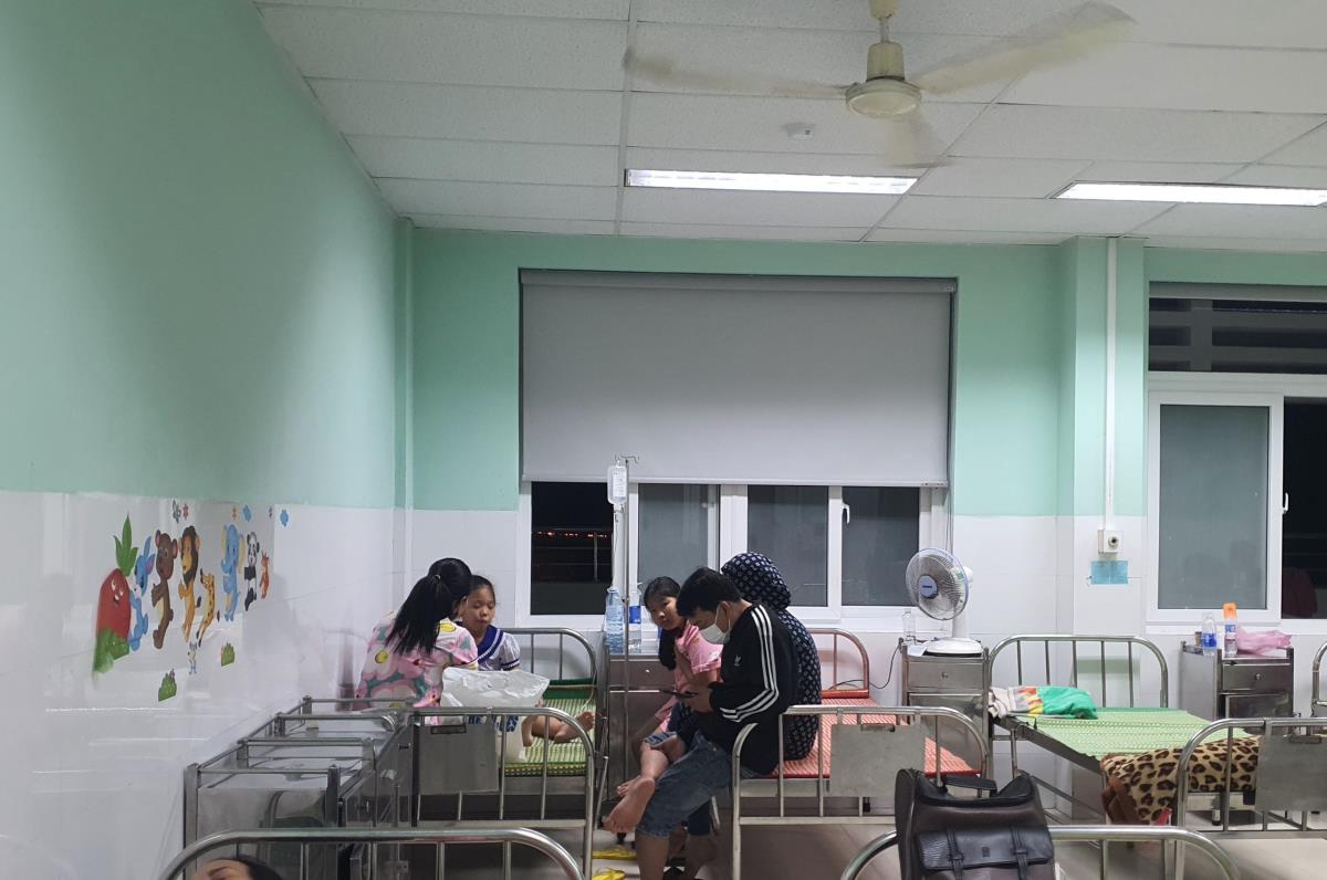 HS bị ngộ độc đang điều trị tại Bệnh viện Đa khoa Khu vực miền núi phía Bắc Quảng Nam.