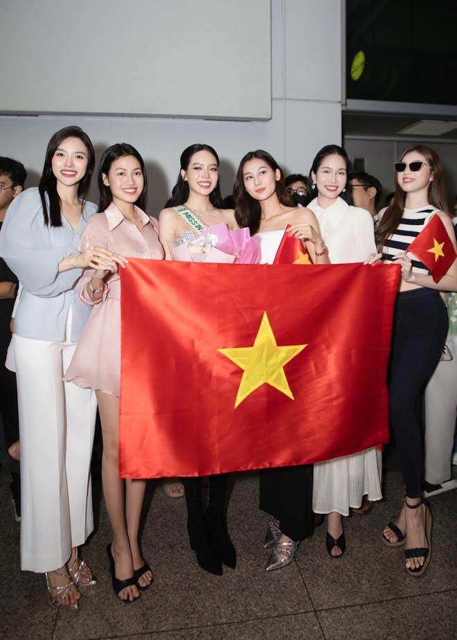 Hoa hậu Thanh Thủy (bên trái) và Á hậu Phương Anh