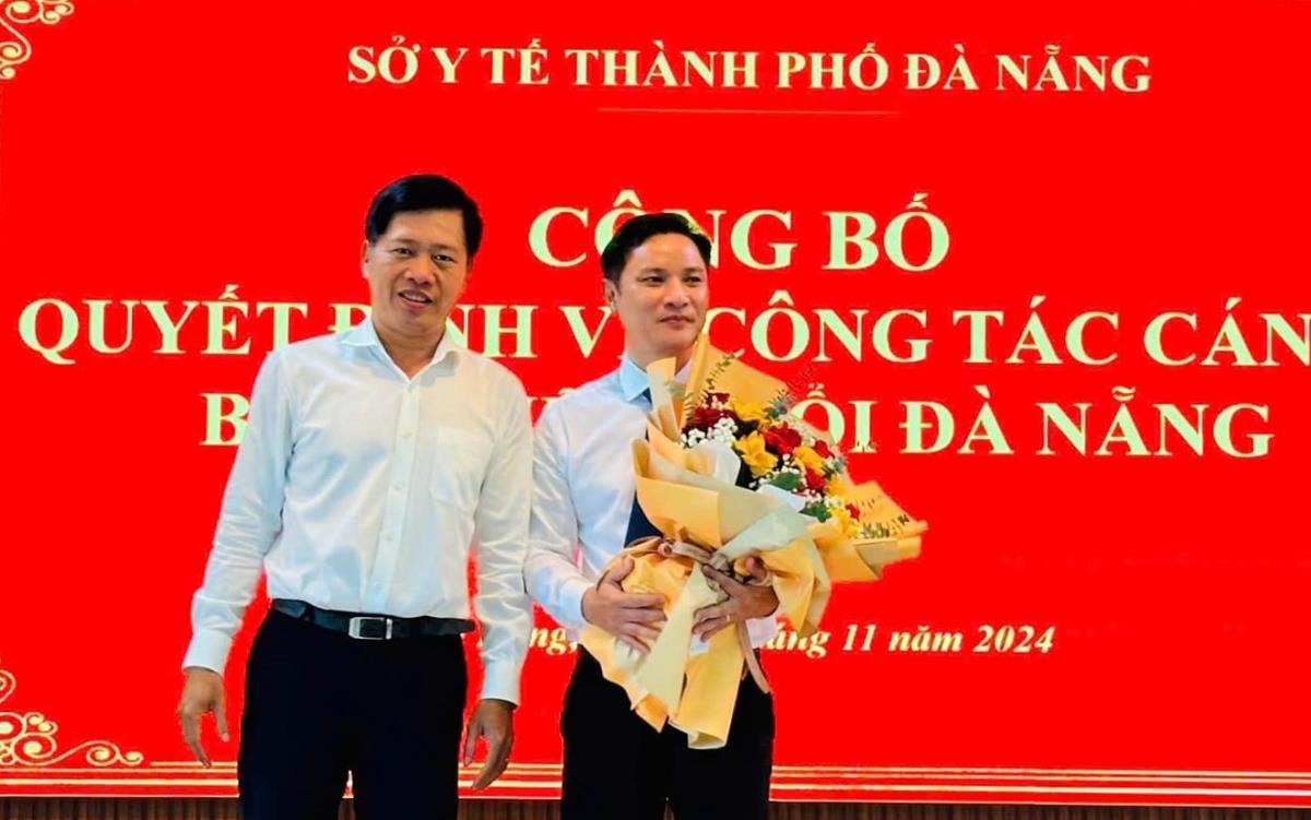 Bà Trần Thanh Thủy- Giám đốc Sở y tế win33com trao quyết định bổ nhiệm chức vụ Giám đốc Trung tâm Kiểm soát Bệnh tật TP win33com cho ông Nguyễn Đại Vĩnh.