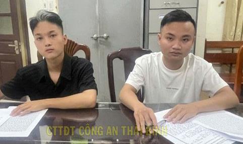 Hai đối tượng Nguyễn Bảo Anh và Phạm Đức Huy tại cơ quan công an. (Ảnh: CA)