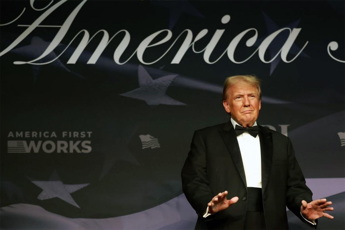 Tổng thống mới đắc cử Mỹ Donald Trump tại bữa tiệc tối ở Mar-a-Lago, Florida tối 14-11. Ảnh: CNN