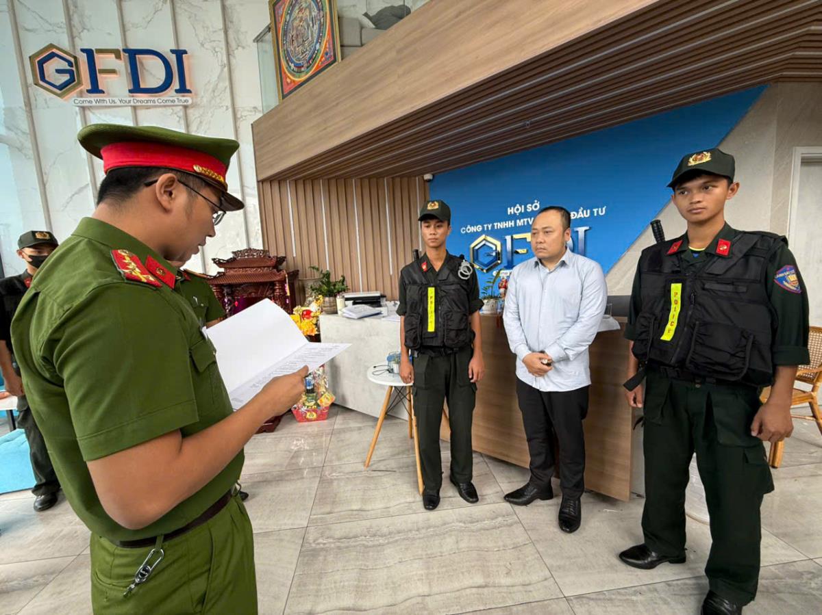 Cơ quan CSĐT tống đạt quyết định khởi tố bị can Nguyễn Đỗ Đạt