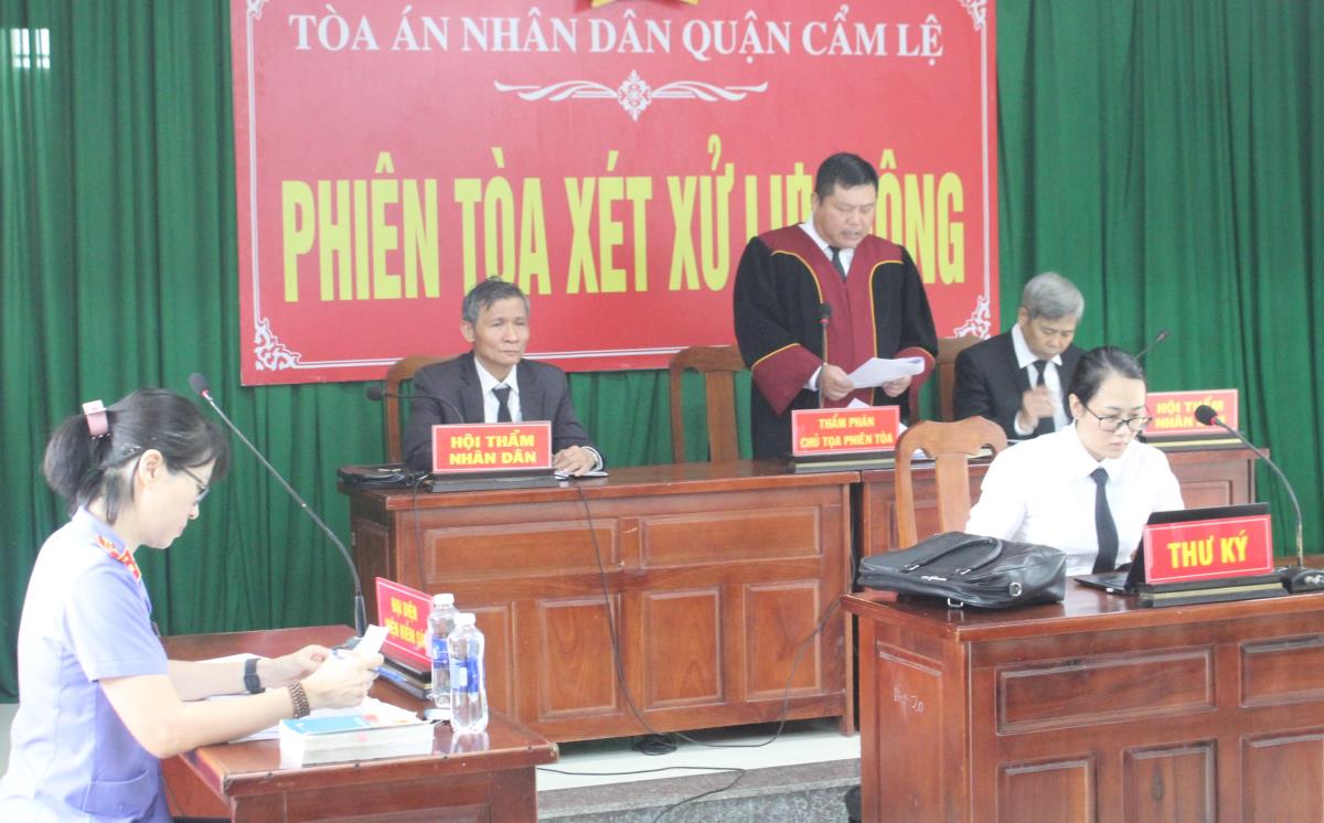 Di lý bị cáo Ngô Đình Tuấn về nơi tạm giam.