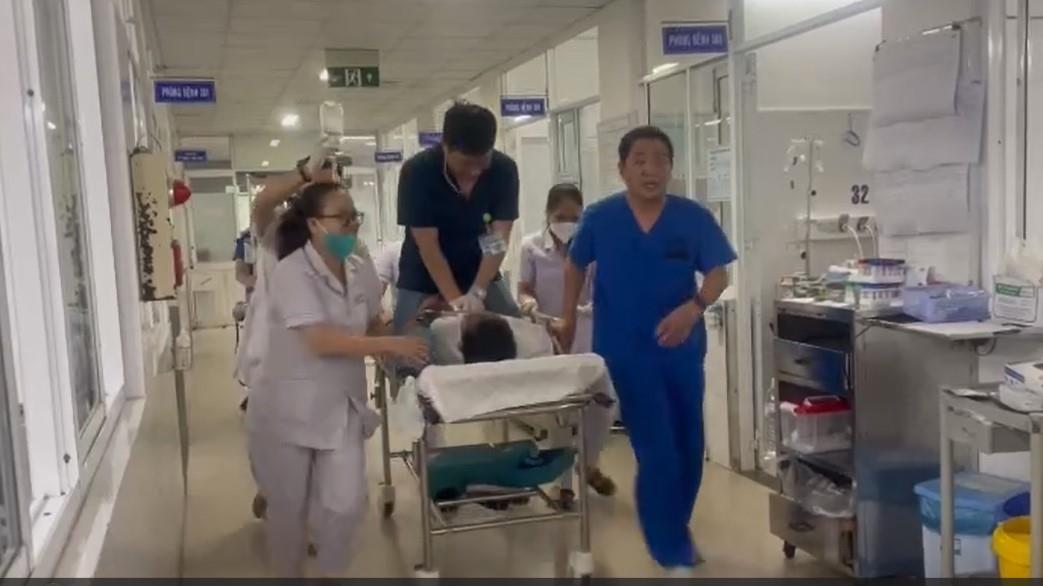 Sau 1 tháng điều trị tích cực, sáng 27-11, bệnh nhân Lê Hữu D. được chỉ định xuất viện trong niềm vui của các y bác sĩ Bệnh viện win33com tham điều trị.