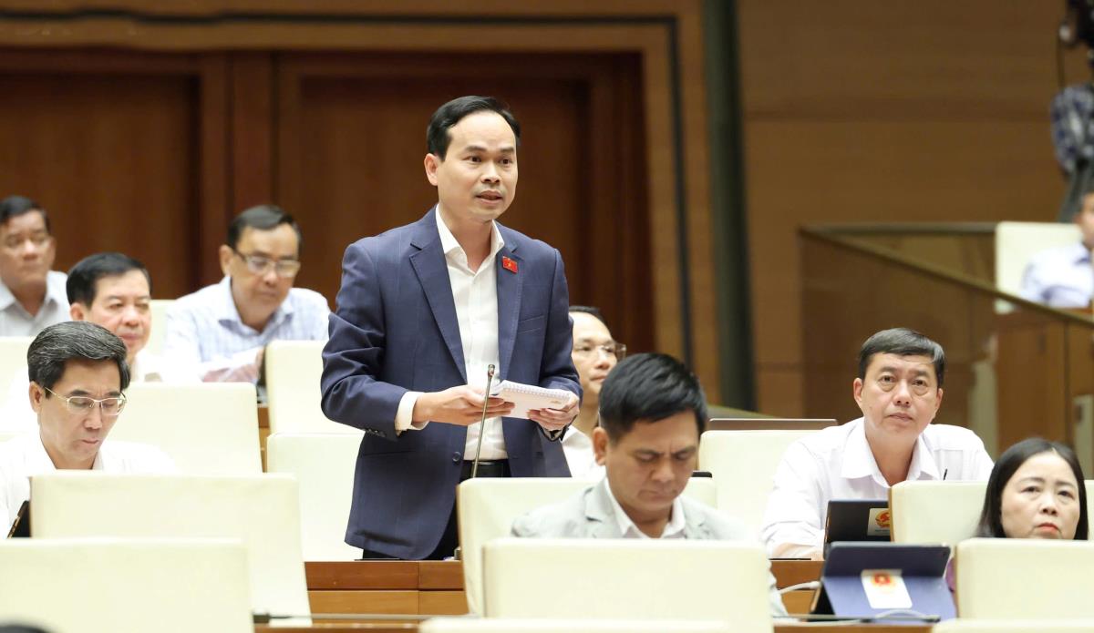 Đại biểu Nguyễn Duy Minh phát biểu thảo luận ở hội trường.