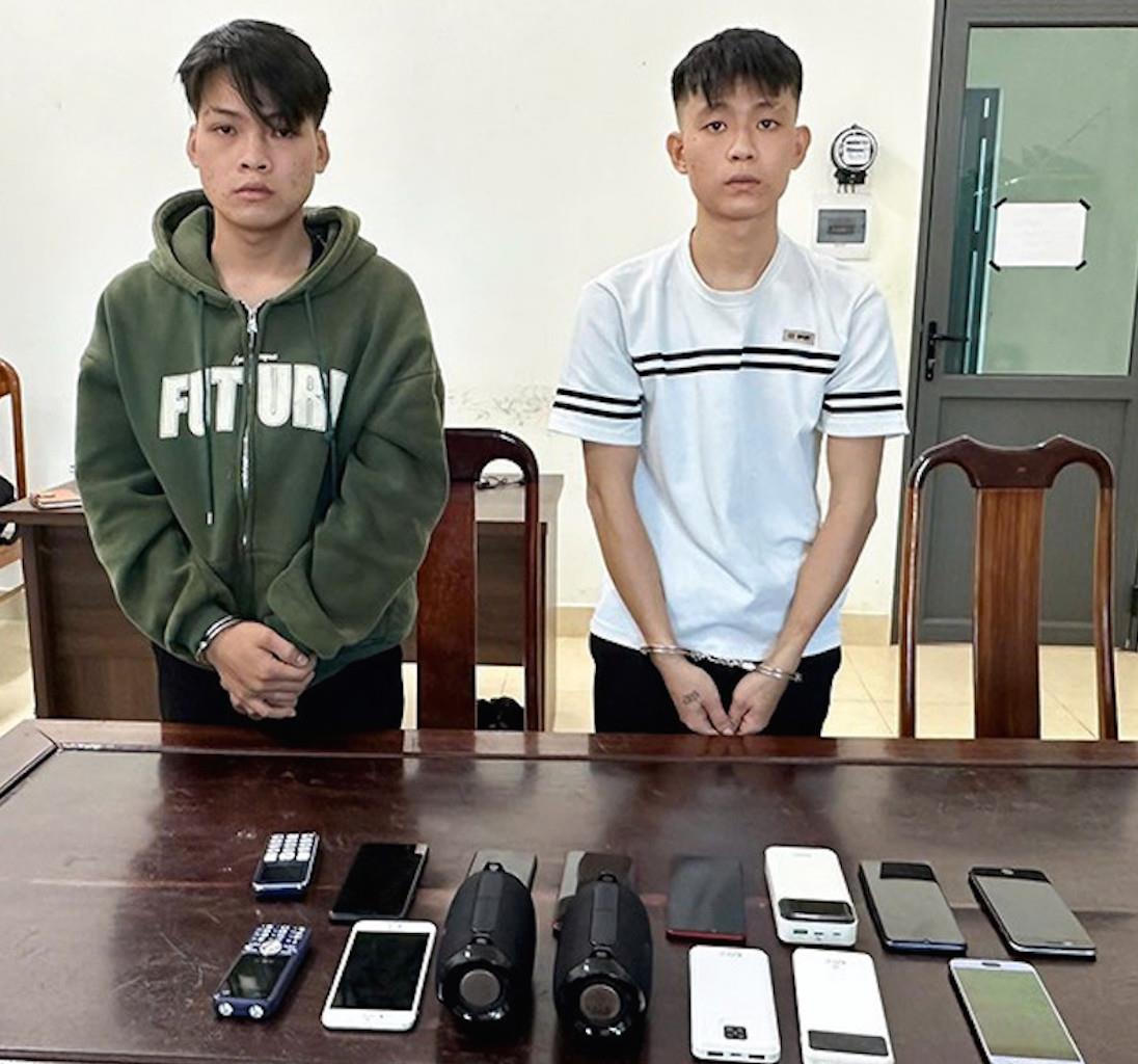 Lan và Trung cùng tang vật vụ án.