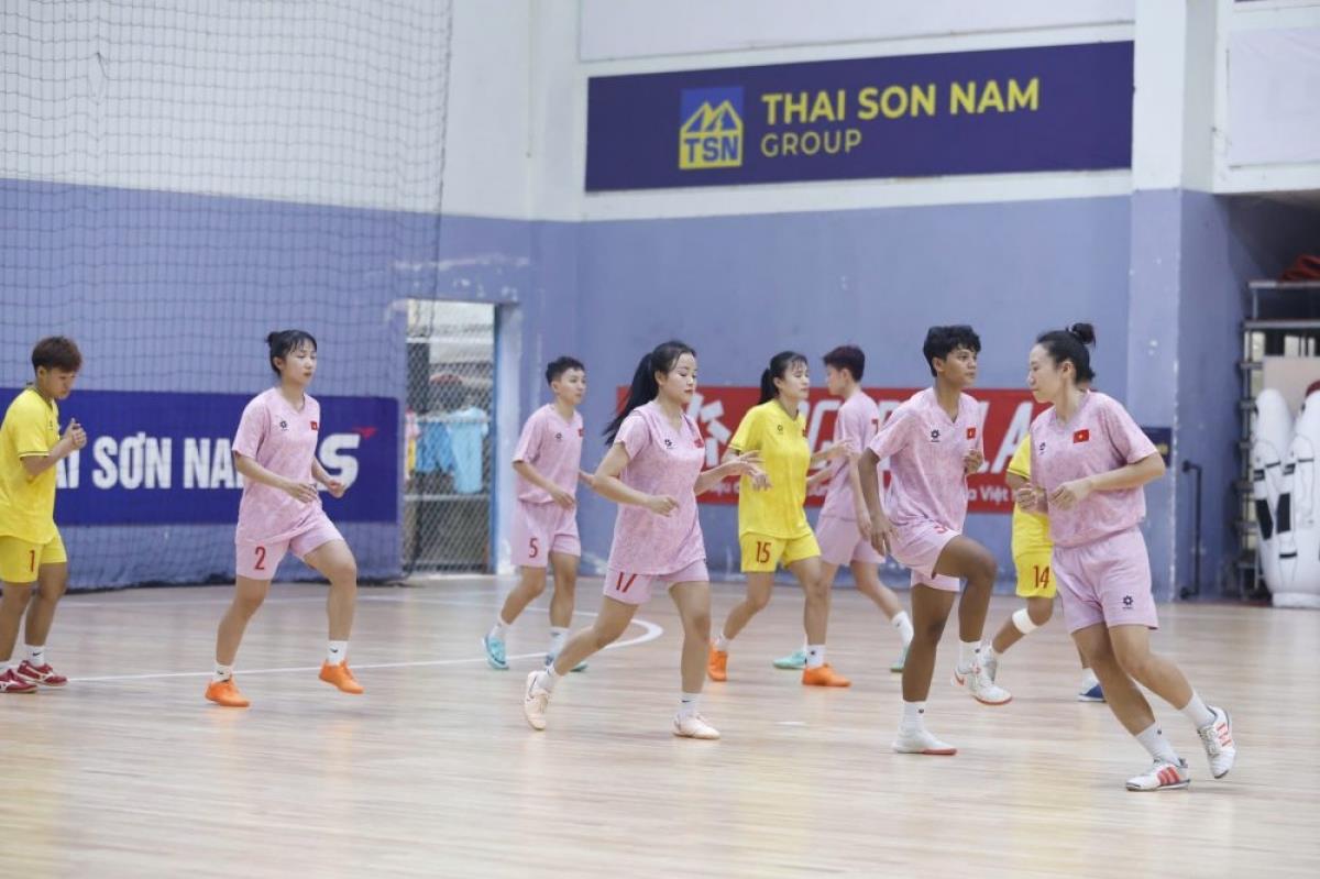 Đội tuyển futsal nữ đang tích cực tập luyện chuẩn bị tham gia giải.