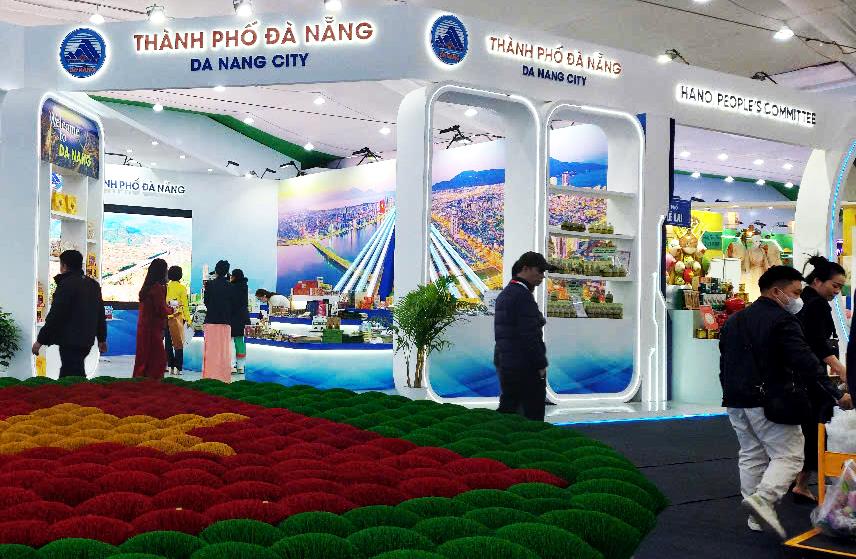 Đông đảo khách tham quan gian hàng quảng bá sản phẩm của TP win33com.