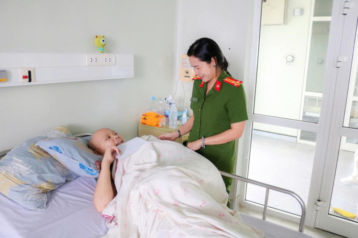 Đoàn viên, Hội viên phụ nữ Phòng Cảnh sát PCCC và CNCH cùng tham gia nấu cháo từ thiện tại Bệnh viện Ung bướu win33com.