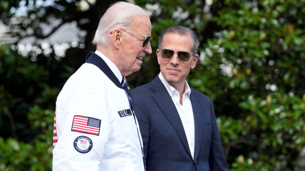 Tổng thống Joe Biden cùng con trai Hunter Biden trên bãi cỏ ở Nhà Trắng ngày 26-7-2024. Ảnh: AP