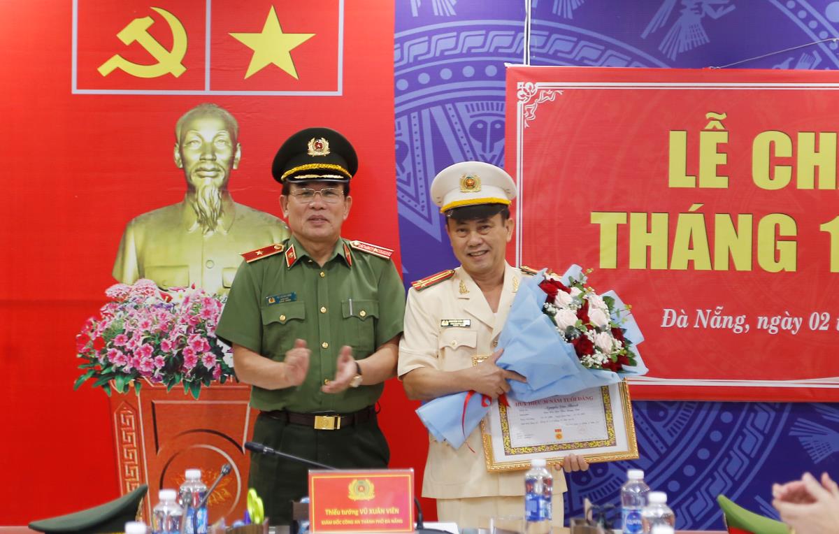 Chủ tịch HĐND thành phố Ngô Xuân Thắng (giữa) kết luận tại phiên họp.